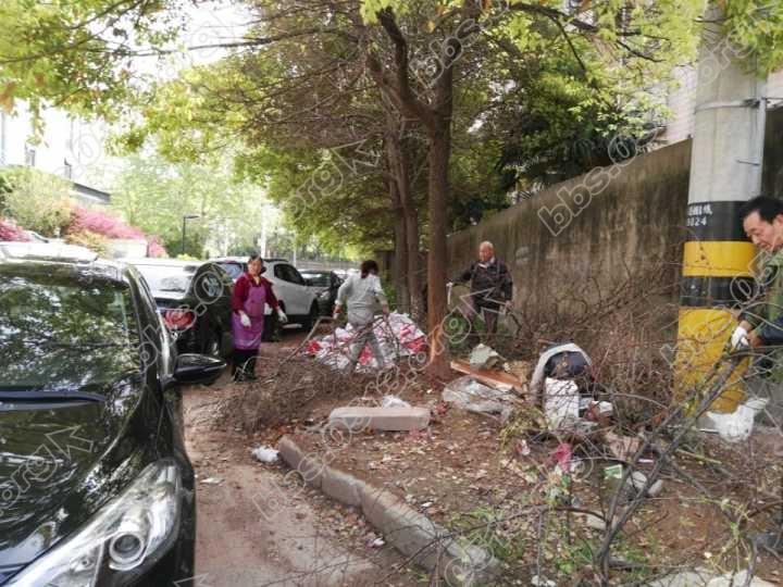 5.12 濠西社区： 清理乱堆放  构建文明小区.jpg