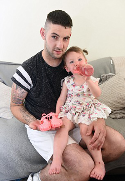 两岁女孩穿NEXT凉鞋半小时满脚血印，家长要求品牌召回