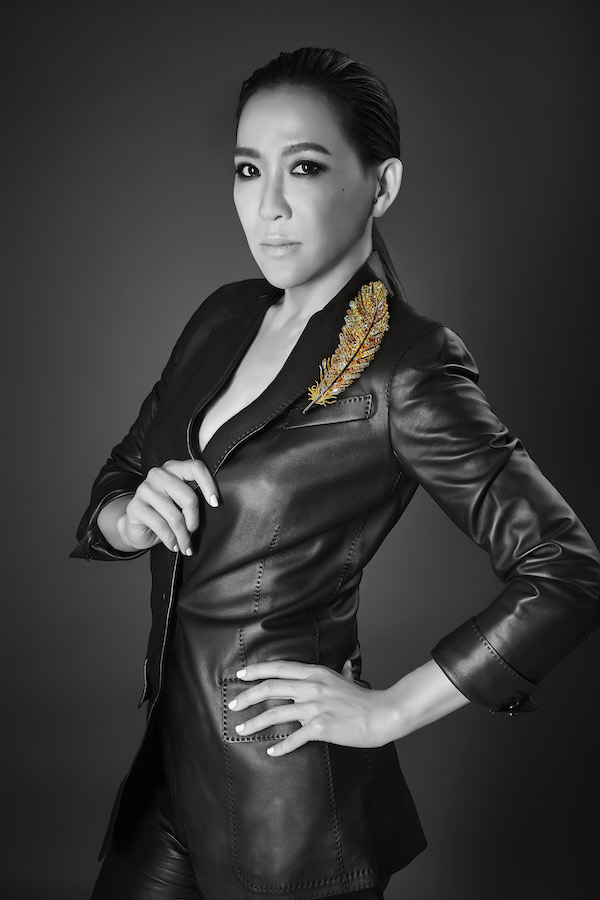 一片“羽毛”拍870万，这位华人珠宝女设计师到底有何不同