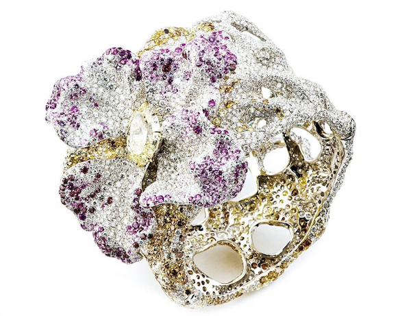 一片“羽毛”拍870万，这位华人珠宝女设计师到底有何不同