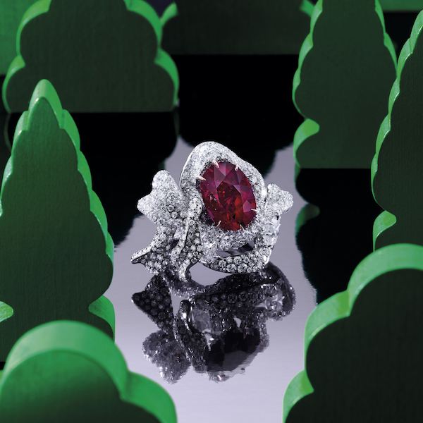 一片“羽毛”拍870万，这位华人珠宝女设计师到底有何不同