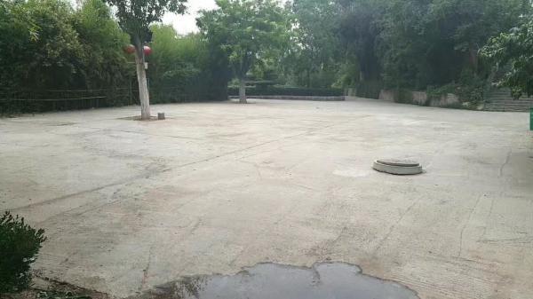 广场舞大爷大妈央视发声：不是不放过篮球场，新场又小又不平