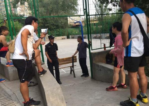 广场舞大爷大妈央视发声：不是不放过篮球场，新场又小又不平