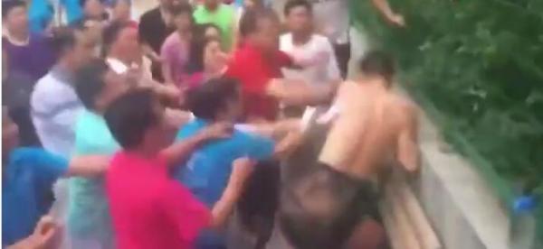 广场舞大爷大妈央视发声：不是不放过篮球场，新场又小又不平