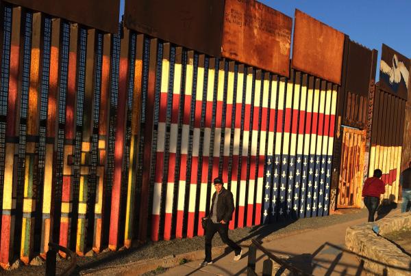 特朗普给修建美国墨西哥边境墙出新招：安装太阳能板