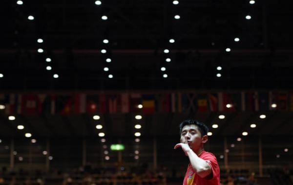 特写丨国乒女粉丝在德国：买断看台门票，只为挂张继科的旗帜