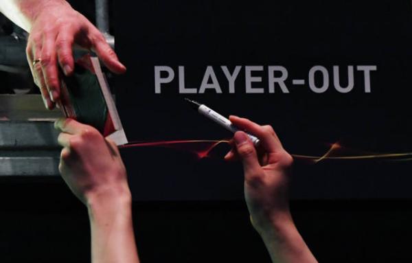 特写丨国乒女粉丝在德国：买断看台门票，只为挂张继科的旗帜