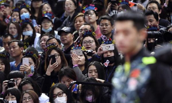 特写丨国乒女粉丝在德国：买断看台门票，只为挂张继科的旗帜