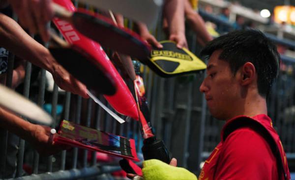 特写丨国乒女粉丝在德国：买断看台门票，只为挂张继科的旗帜