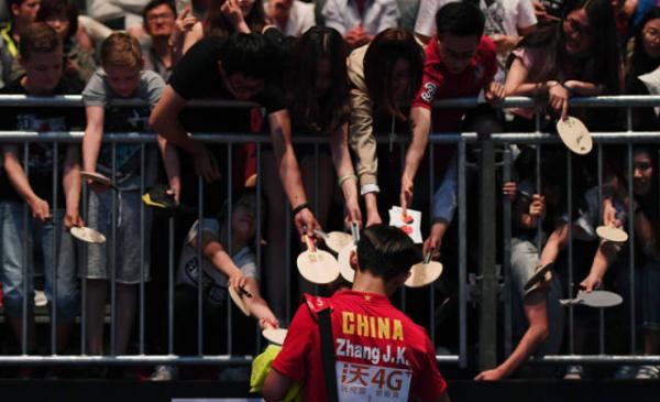 特写丨国乒女粉丝在德国：买断看台门票，只为挂张继科的旗帜