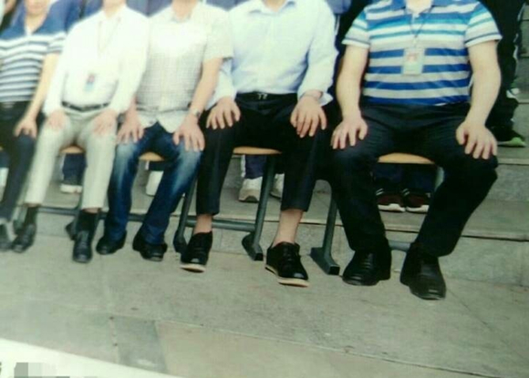 澎湃联播｜毕业照“把领导P上去”，请叫他抠图男神