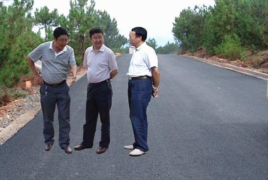 澎湃联播｜毕业照“把领导P上去”，请叫他抠图男神