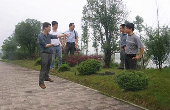 澎湃联播｜毕业照“把领导P上去”，请叫他抠图男神