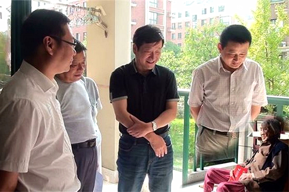 澎湃联播｜毕业照“把领导P上去”，请叫他抠图男神