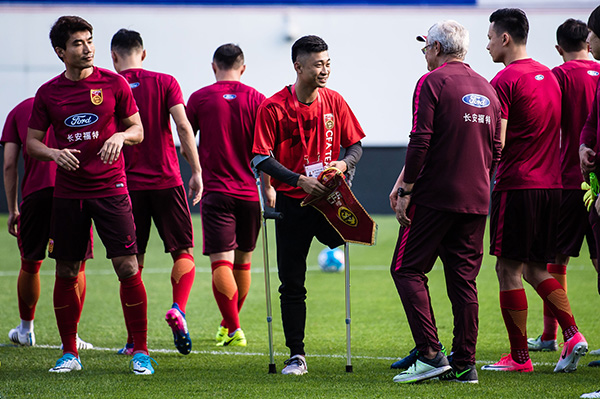 国足领队登门为八旬老人送票，里皮的队伍“挺暖的”