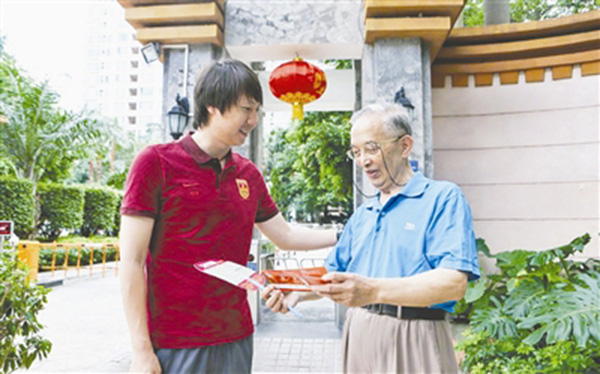 国足领队登门为八旬老人送票，里皮的队伍“挺暖的”