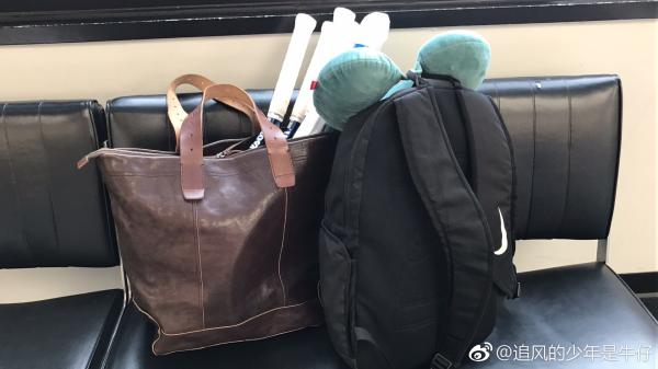 女网选手张帅怒斥美联航：工作人员强抢网球包，登机牌被撕破