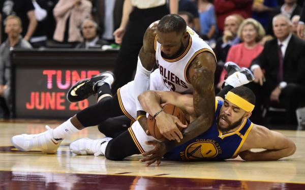 总决赛失去悬念！勇士3比0骑士，欧文：他们是世界的主宰