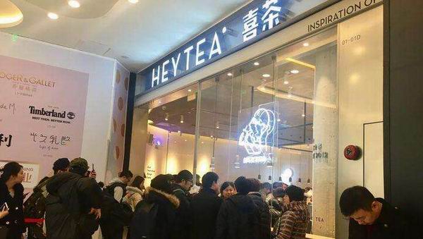 网红店被爆雇人“假排队”，套路再深也逃不出从众心理