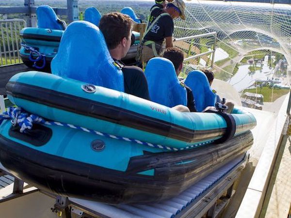 10岁男孩飞出水滑梯，去水上乐园玩家长需警惕