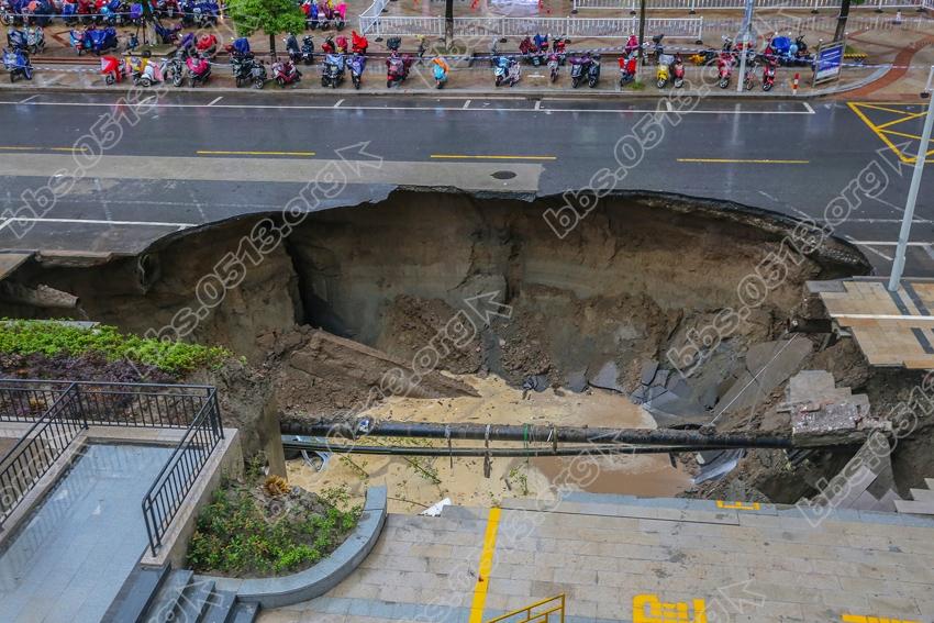 南通中南城江淮路发生塌陷事件  工人紧急搭隔绝拦 (1).jpg