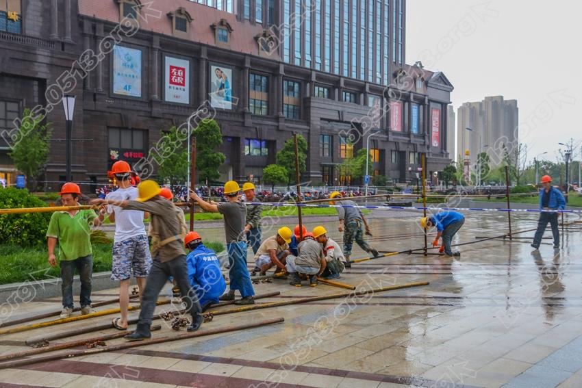 南通中南城江淮路发生塌陷事件  工人紧急搭隔绝拦 (2).jpg