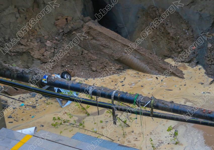 南通中南城江淮路发生塌陷事件  工人紧急搭隔绝拦 (3).jpg