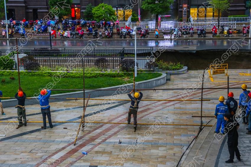 南通中南城江淮路发生塌陷事件  工人紧急搭隔绝拦 (4).jpg