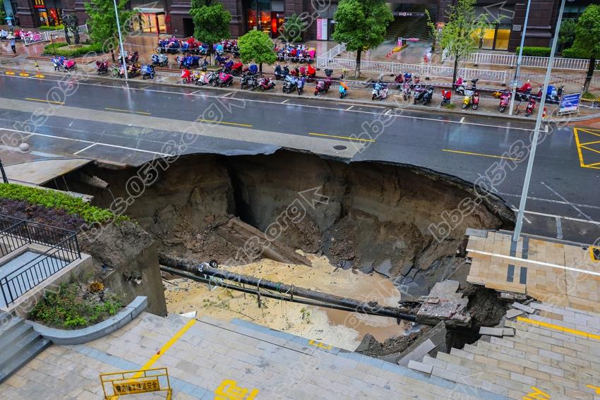 南通中南城江淮路发生塌陷事件  工人紧急搭隔绝拦 (5).jpg