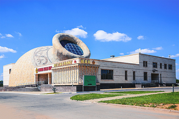 世博会开幕，超现实主义的阿斯塔纳成功地引起了我们的注意