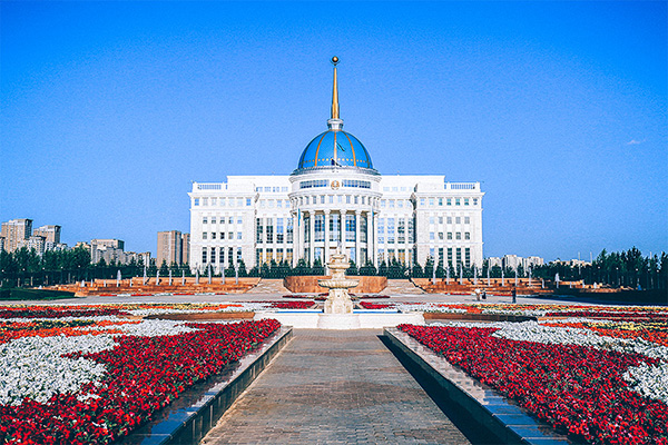 世博会开幕，超现实主义的阿斯塔纳成功地引起了我们的注意