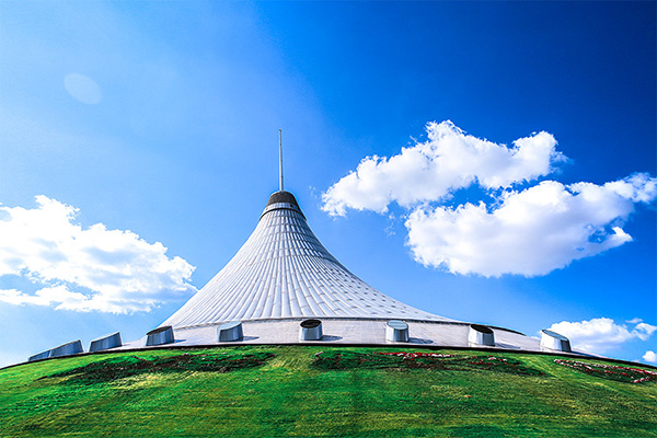 世博会开幕，超现实主义的阿斯塔纳成功地引起了我们的注意