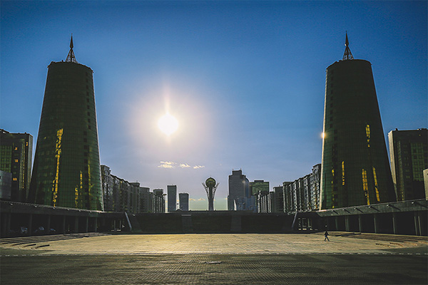 世博会开幕，超现实主义的阿斯塔纳成功地引起了我们的注意