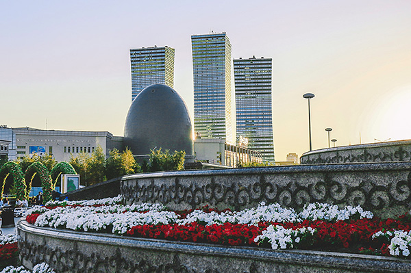 世博会开幕，超现实主义的阿斯塔纳成功地引起了我们的注意