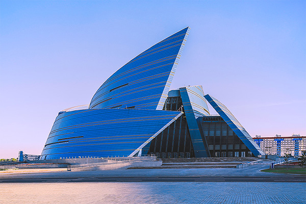 世博会开幕，超现实主义的阿斯塔纳成功地引起了我们的注意