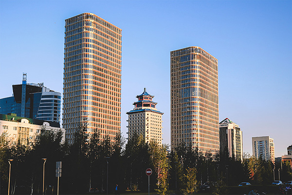 世博会开幕，超现实主义的阿斯塔纳成功地引起了我们的注意