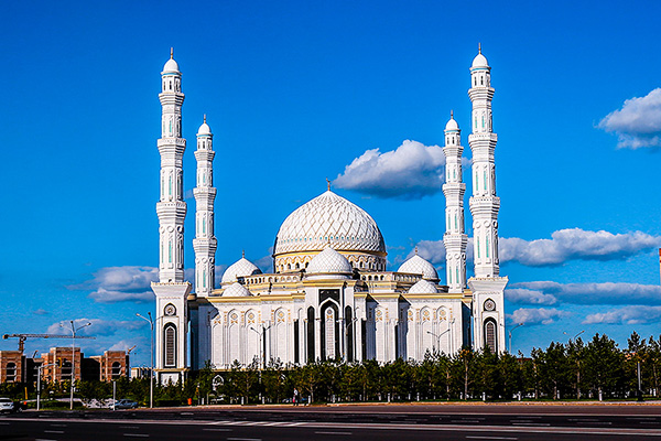 世博会开幕，超现实主义的阿斯塔纳成功地引起了我们的注意