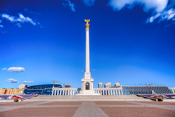 世博会开幕，超现实主义的阿斯塔纳成功地引起了我们的注意