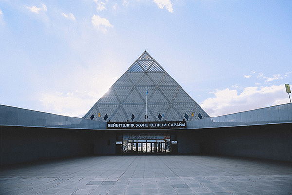 世博会开幕，超现实主义的阿斯塔纳成功地引起了我们的注意