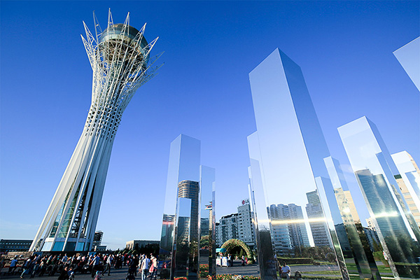 世博会开幕，超现实主义的阿斯塔纳成功地引起了我们的注意