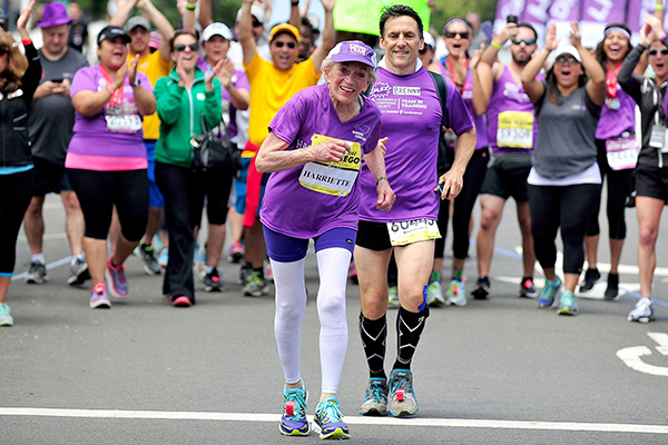 美国94岁奶奶创半马最高龄纪录，癌症也挡不住她的脚步