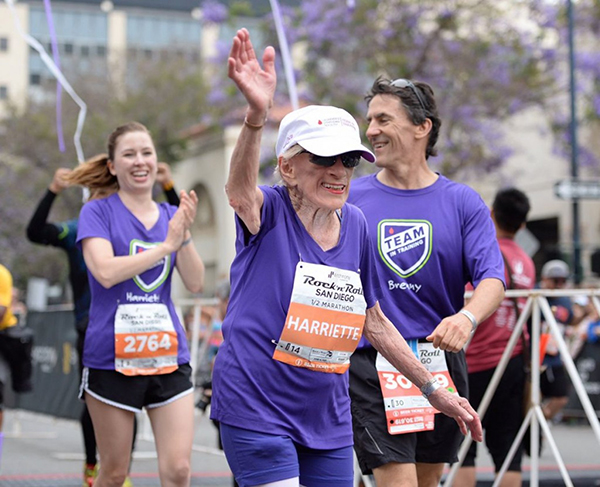 美国94岁奶奶创半马最高龄纪录，癌症也挡不住她的脚步