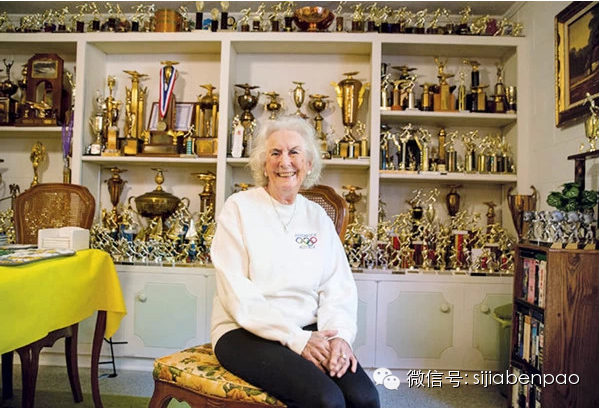 美国94岁奶奶创半马最高龄纪录，癌症也挡不住她的脚步