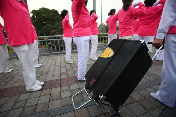 人民日报：广场舞老中青三代都爱，用它推广全民健身事半功倍