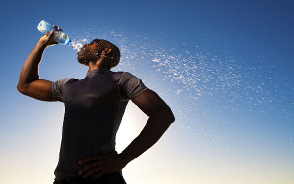 马拉松跑友拒绝救治中暑病危！夏季跑步别拿生命开玩笑