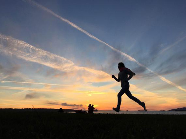 马拉松跑友拒绝救治中暑病危！夏季跑步别拿生命开玩笑