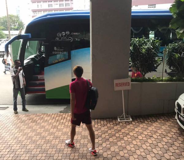 探营国足马来西亚驻地：自带厨师出征，围观球迷还没记者多