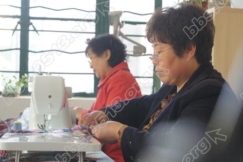 “金剪子”织补铺的志愿提供翘边、缝补等服务.JPG