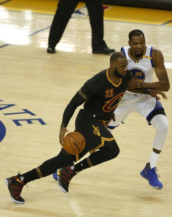 场均35.2分，杜兰特加冕FMVP！勇士一年后再夺总冠军