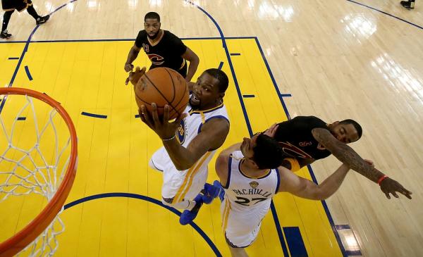 场均35.2分，杜兰特加冕FMVP！勇士一年后再夺总冠军